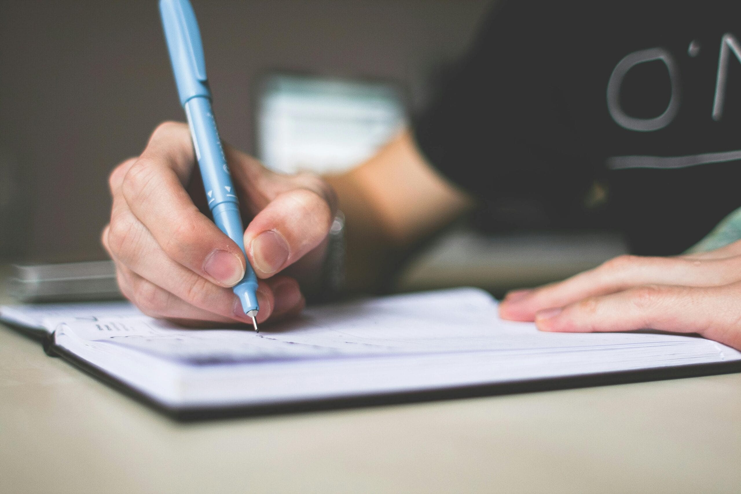 le stylo et la main lien vers la pensée